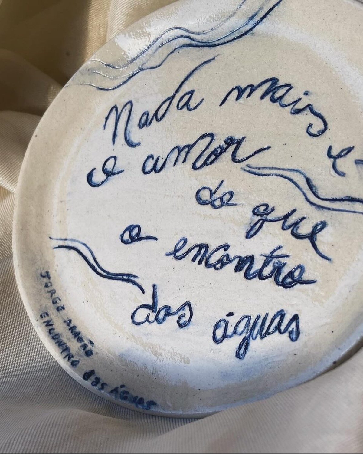 Prato com a frase sobre o encontro das águas