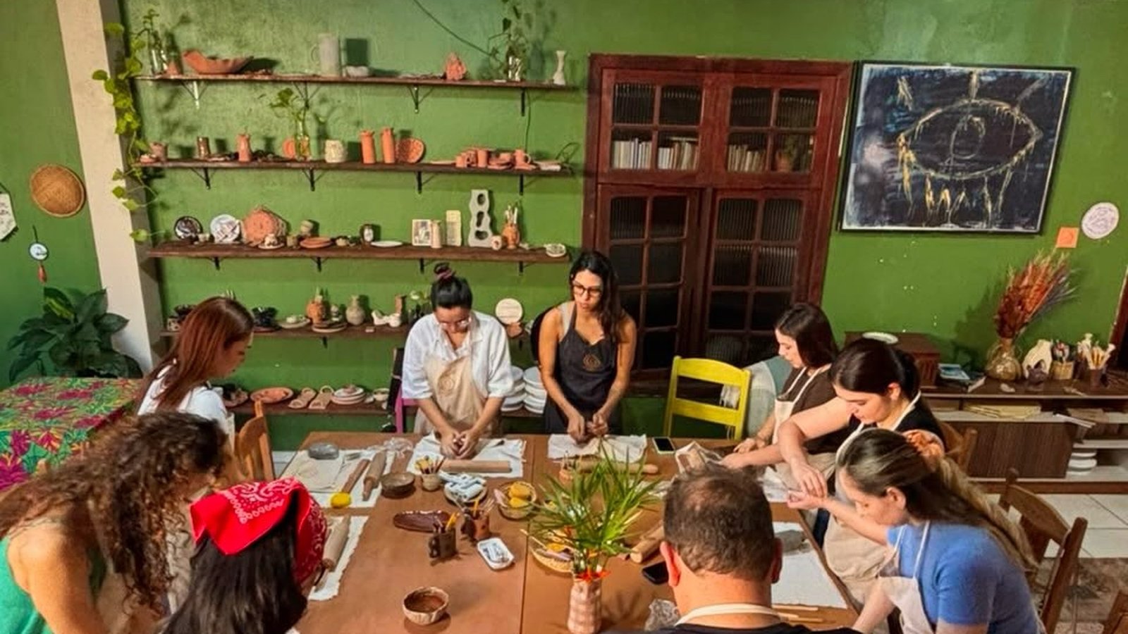 Canto do ateliê com plantas